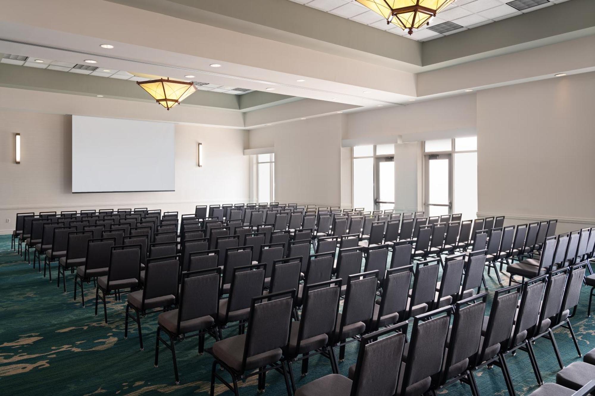 Hotel Embassy Conference Center 4*