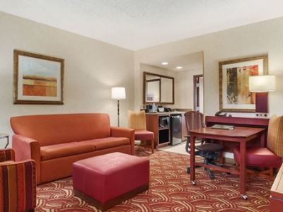 Embassy Conference Center Hotel 4*