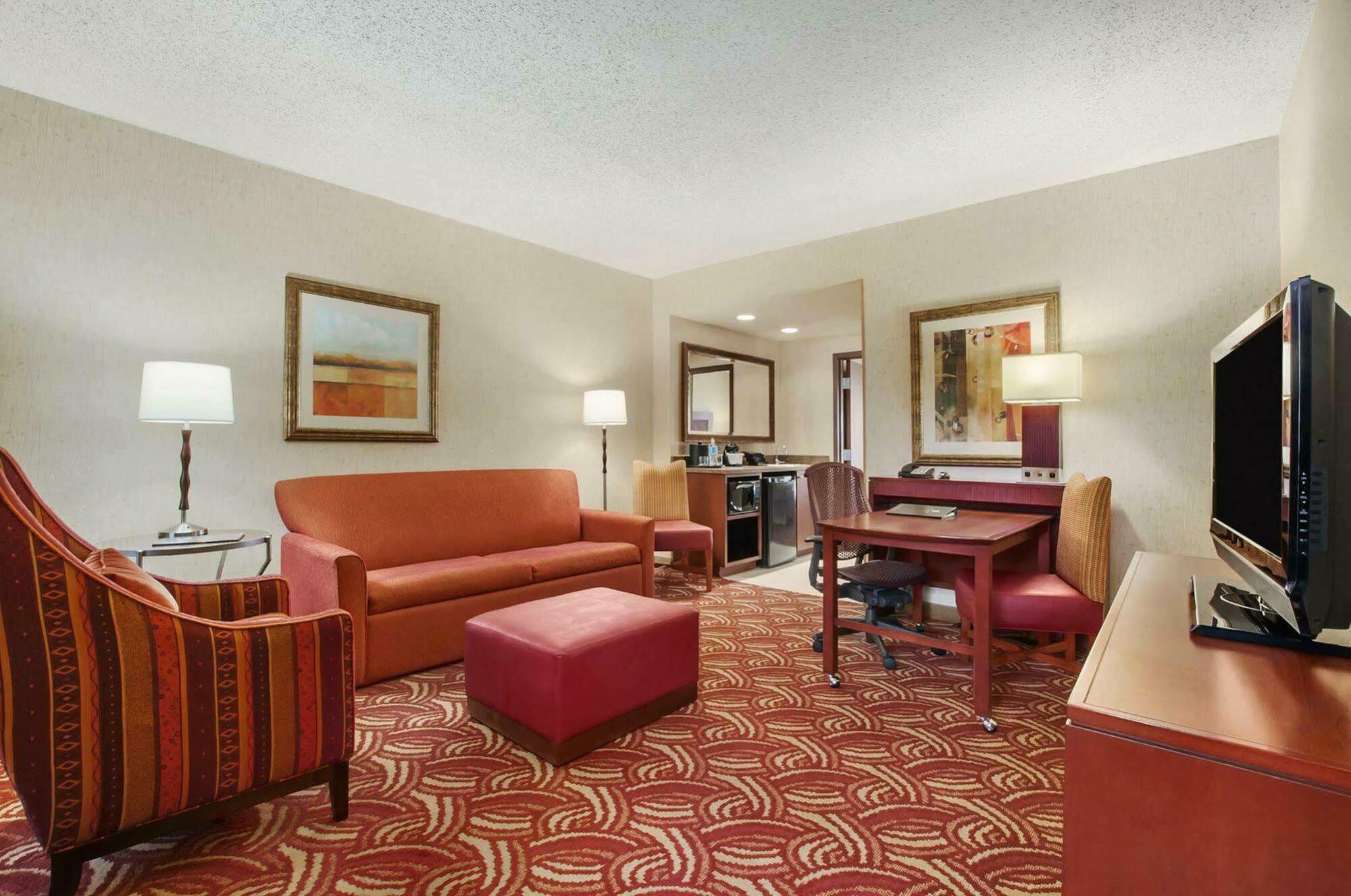 Hotel Embassy Conference Center 4*